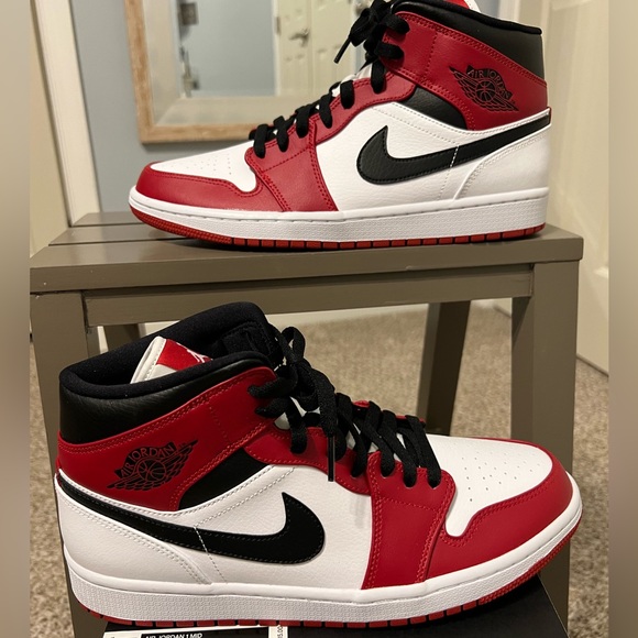 Air Jordan 1 Mid - Picture 1 of 8